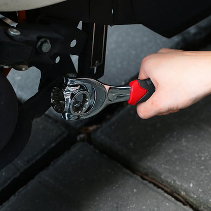 CLE A douilles dans une main qui répare moto