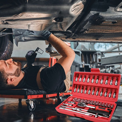 Caisse a outils polyvalente rouge ,homme  reparare sous  voiture