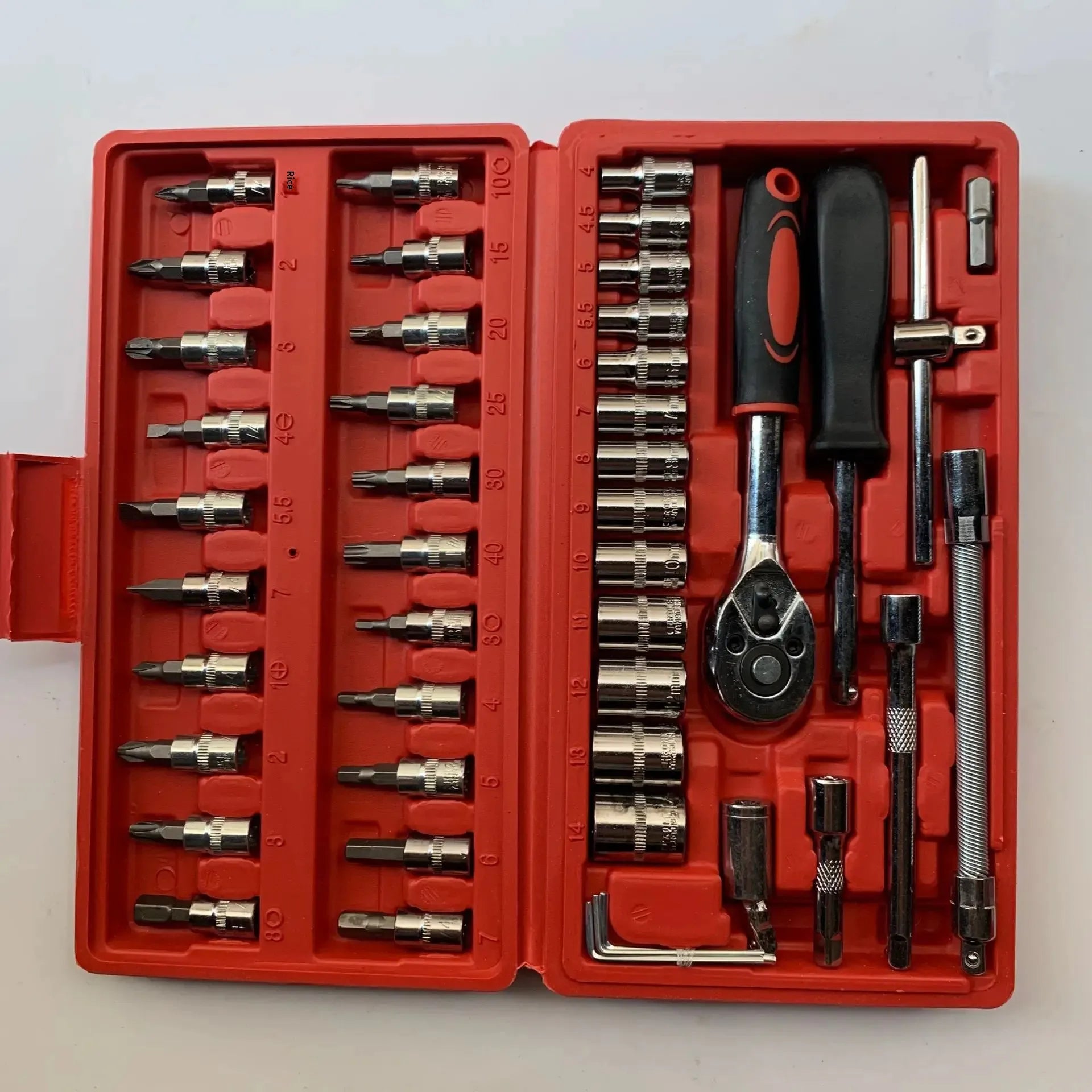 Caisse a outils polyvalente rouge , remplie douilles