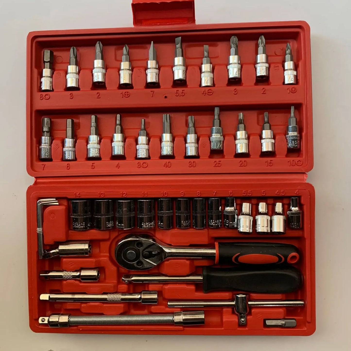Caisse a outils polyvalente rouge , remplie douilles