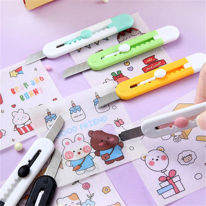 Cinq mini cutter animal ,vert blancs , noir et  jaune sur la table
