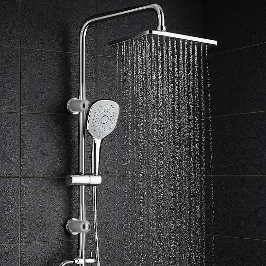 Colonne de douche chromée dans la salle de bain noire
