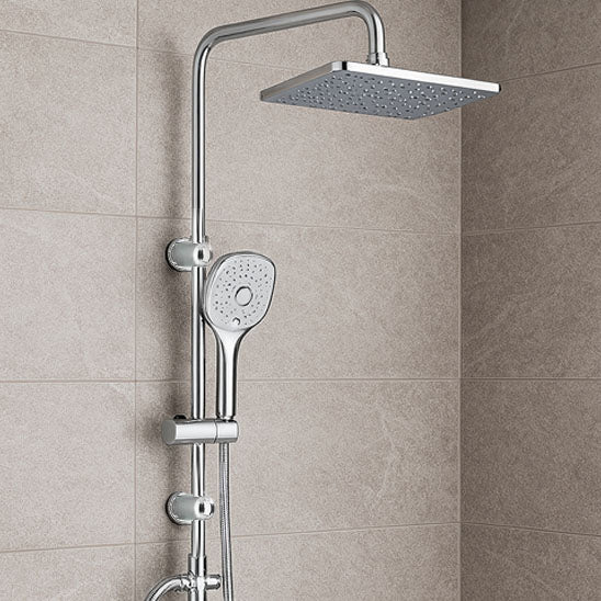 Colonne de douche chromée dans la salle de bain rose