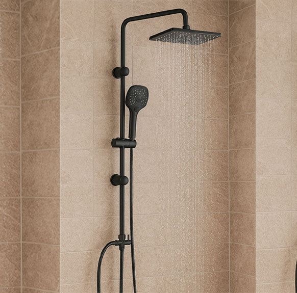 Colonne de douche noire dans la salle de bain  orange