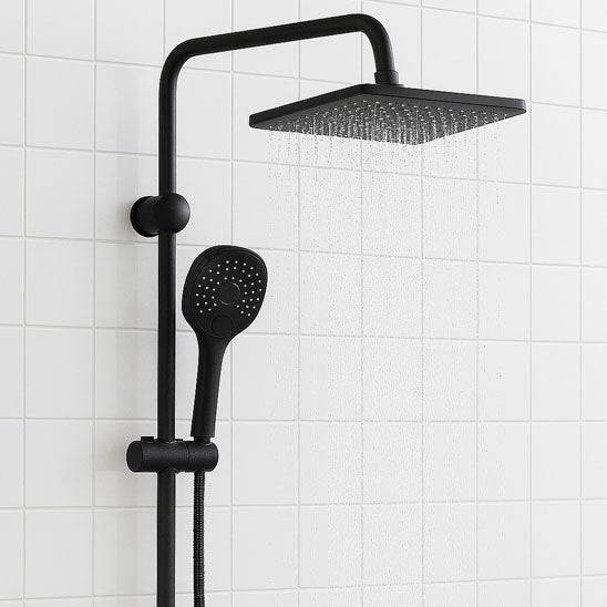 Colonne de douche noire dans la salle de bain blanche