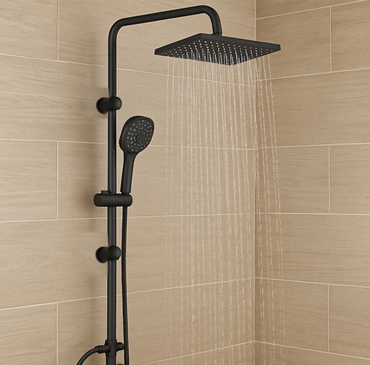 Colonne de douche noire dans la salle de bain orange