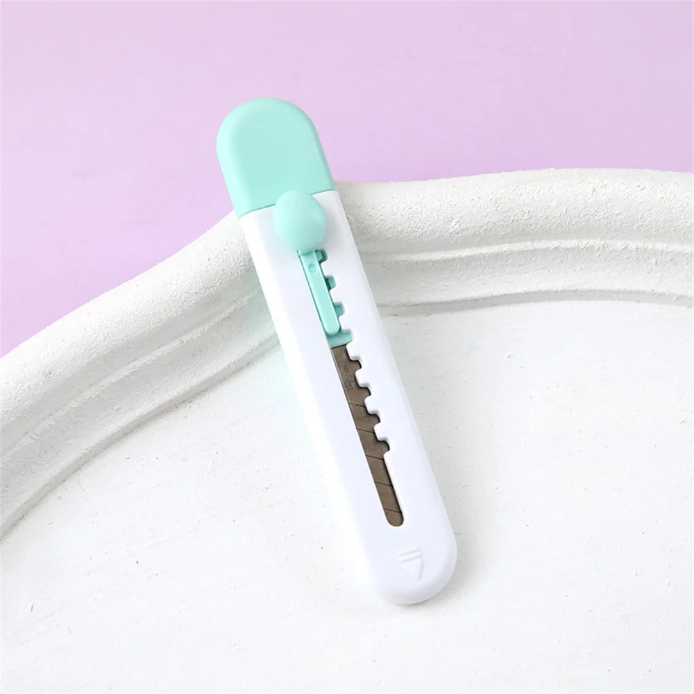 Cutter animal blanc et bleu