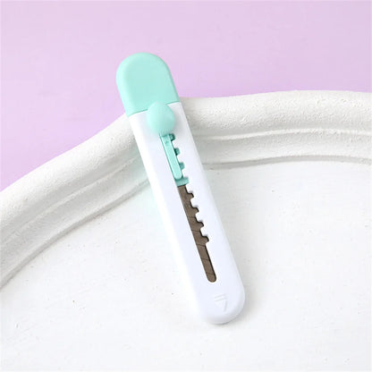Cutter animal blanc et bleu