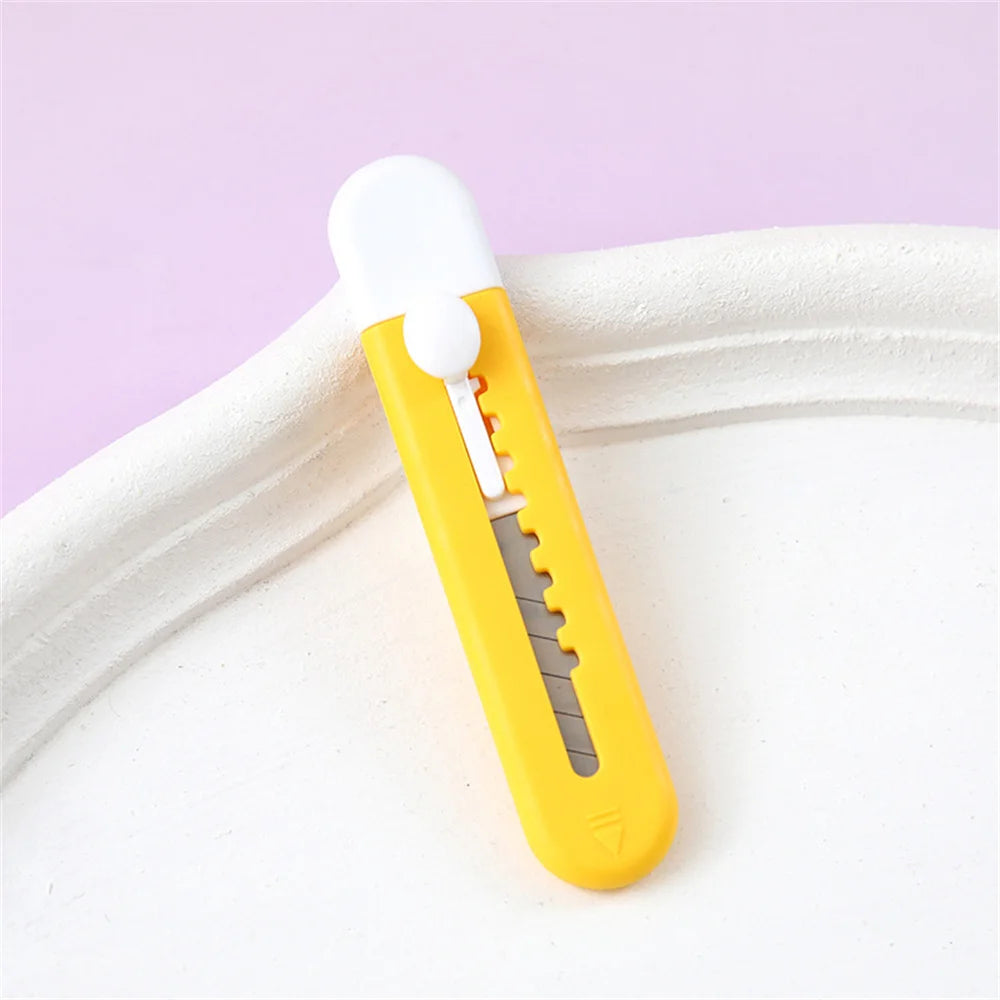 Cutter animal jaune et blanc 