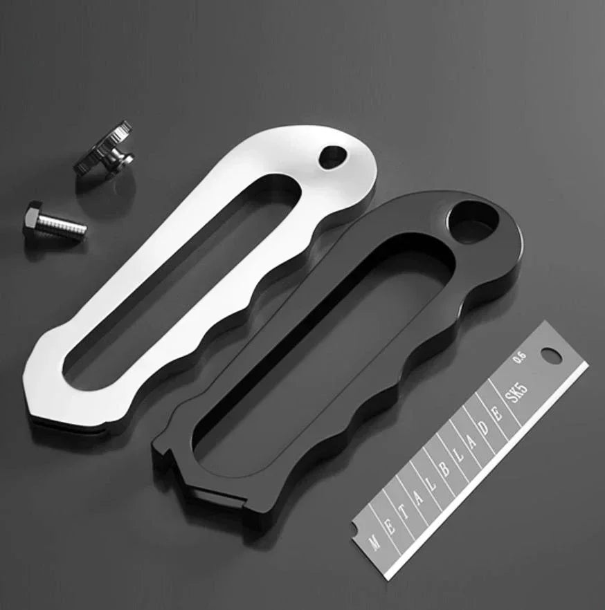 poignees blanche , noire du Cutter professionel ,vis et lames sur table noire