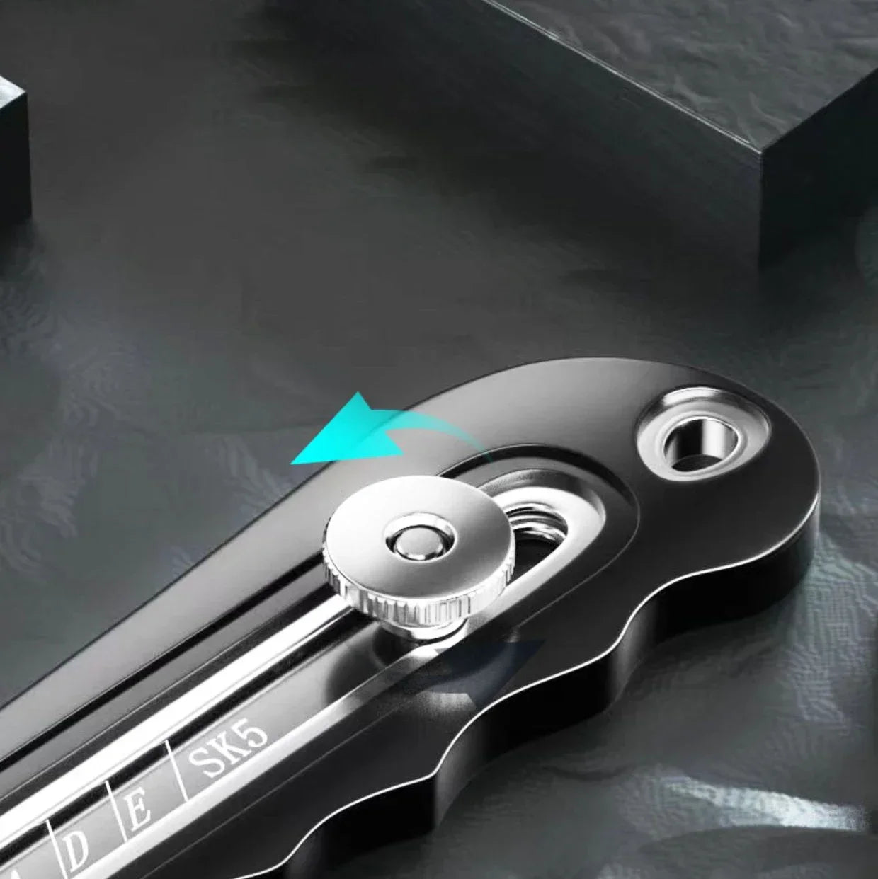 Cutter professionel  noir, rotation vis  sur table noire