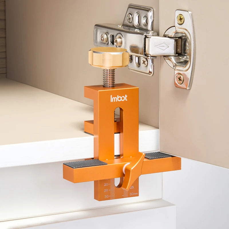 Gabarit de perçage orange supportant portière meuble blanc fixation charnière droite