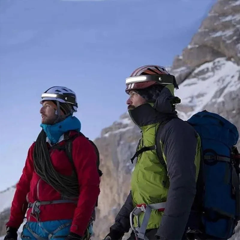 Lampe Frontale portee par deux hommes au sommet de montagne 
 sous neige