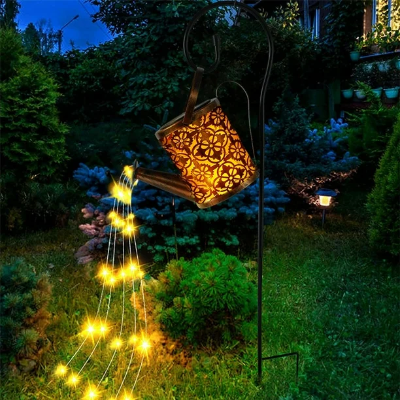 Lampe solaire extérieur éclaire la nuit dans le jardin verdoyant