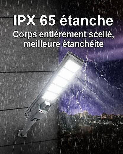 Lampe solaire extérieur allumee la nuit sous pluie et eclaires ,etanche IPX65