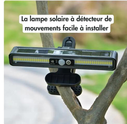 Lampe solaire exterieur avec pince une noire sur un arbre dans le jardin