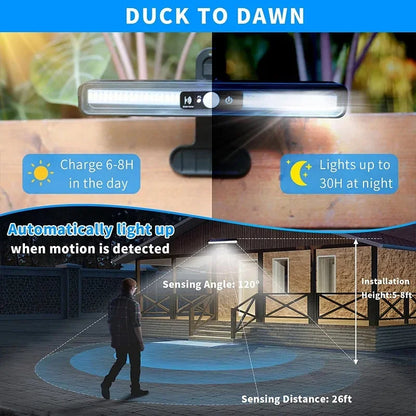 Lampe solaire exterieur avec pince noire sur l'arbre ,homme marche la nuit devant maison