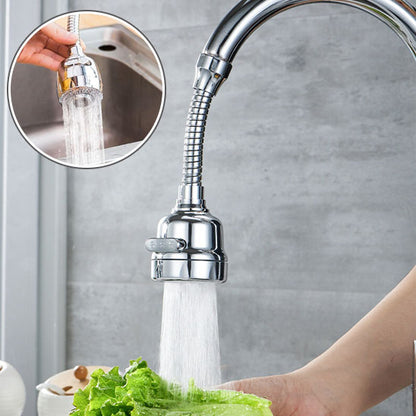 Main de femme lave salade verte dans l'évier de cuisine avec long embout du robinet cuisine 
