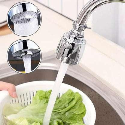 Main de femme rince salade verte dans l'évier de cuisine avec long embout du robinet cuisine 
