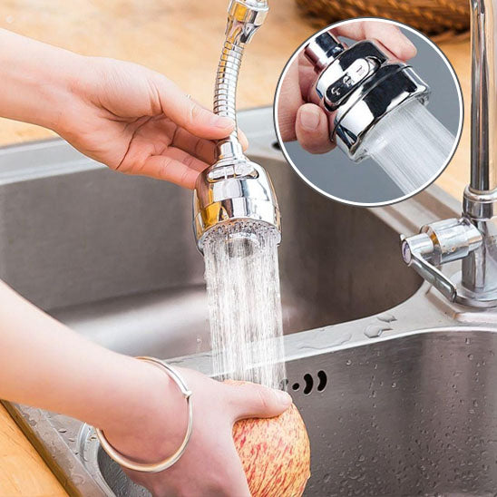 Mains de femme lave fruit avec long embout du robinet cuisine dans l'évier de cuisine