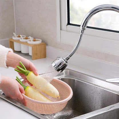 Mains de femme lave navets blancs dans l'évier de cuisine avec long embout du robinet cuisine 