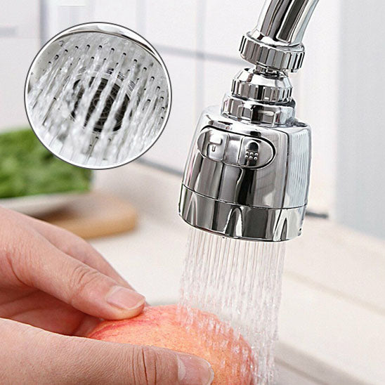 Mains de femme lave pomme dans l'évier de cuisine avec long embout du robinet cuisine 