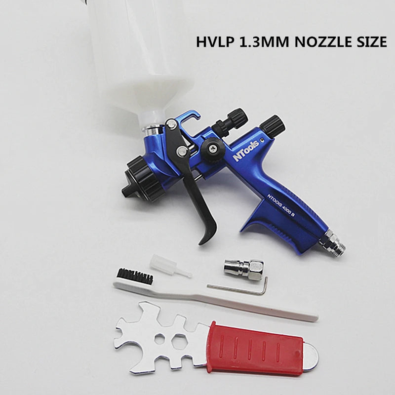 Pistolet peinture bleu , godet blanc ,gachette noire, buse noire, cle et brosse