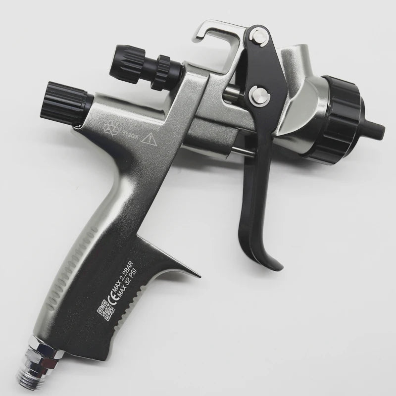 Pistolet peinture gris , godet blanc ,gachette noire, buse noire