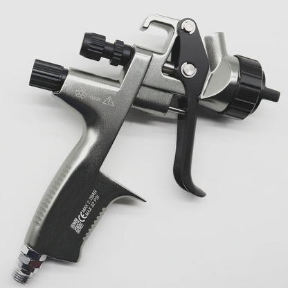 Pistolet peinture gris , godet blanc ,gachette noire, buse noire
