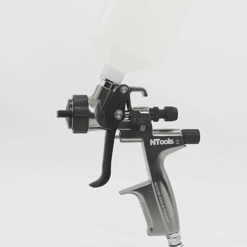 Pistolet peinture gris, godet blanc ,gachette noire, buse noire