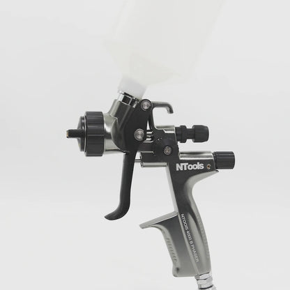 Pistolet peinture gris, godet blanc ,gachette noire, buse noire