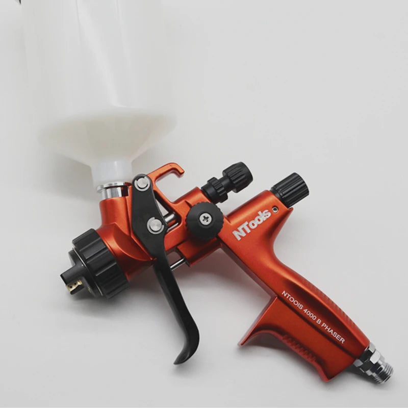 Pistolet peinture orange , godet blanc ,gachette noire, buse noire