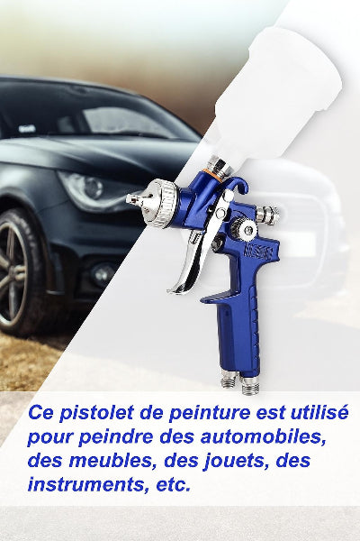Pistolet peinture avec réservoir blanc pulvérise peinture sur voiture 