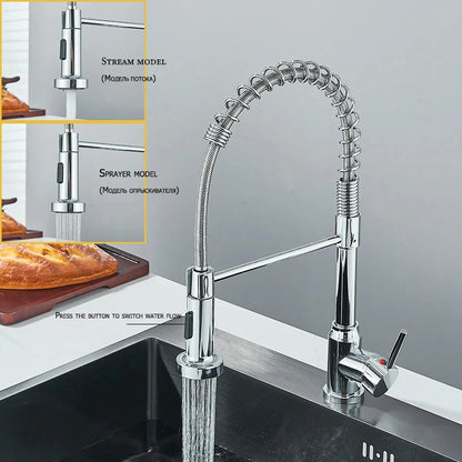 Robinet cuisine argenté et gâteau sur le plan de travail