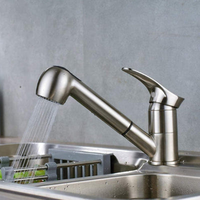Robinet cuisine extensible chrome coule dans l'évier