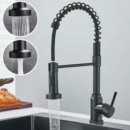 Robinet cuisine noir extractible à deux modes et gâteau sur le plan de travail