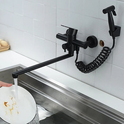 Main lave avec Robinet de cuisine noir une assiette blanche