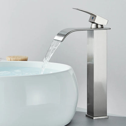Robinet salle de bain argenté long eau limpide coule cascade lavabo blanc sphérique brosse à côté 