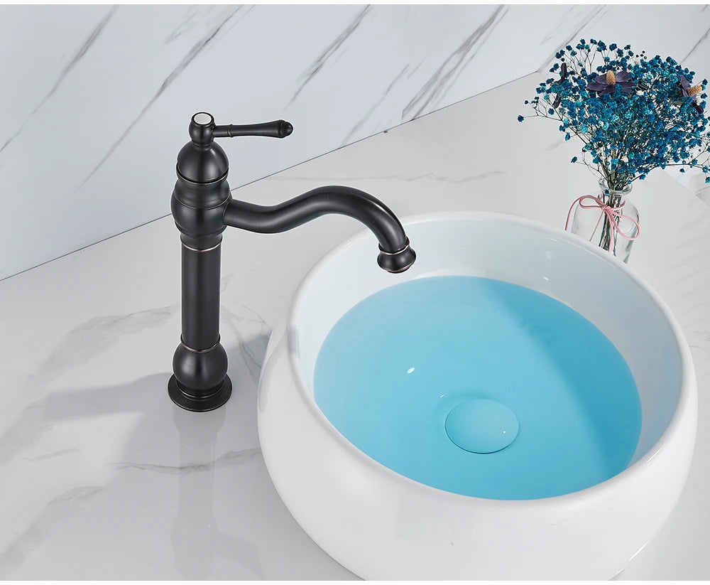  eau limpide du Robinet salle de bain, bronze noir  court  coule dans lavabo blanc