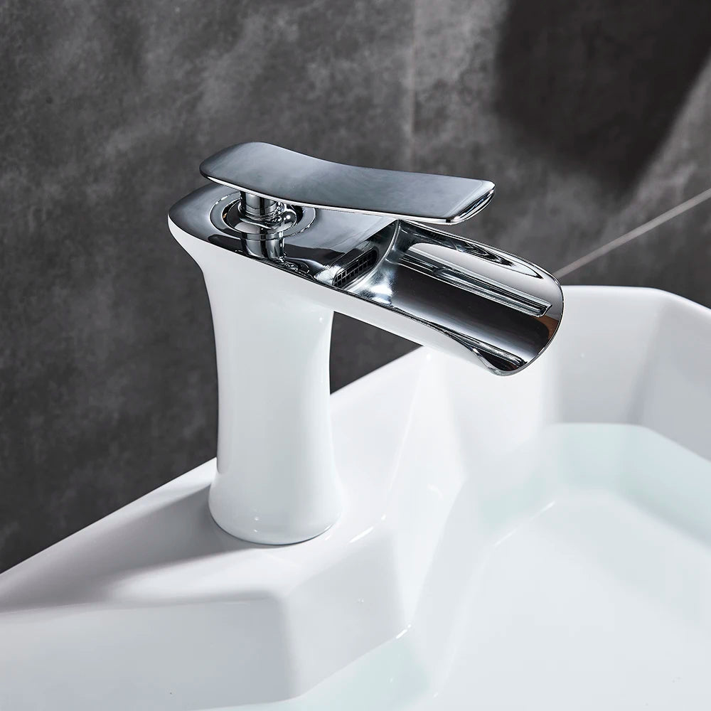 Robinet salle de bain cascade argenté eau limpide  dans le lavabo blanc