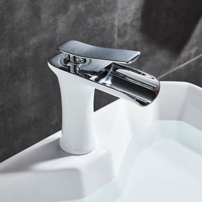 Robinet salle de bain cascade argenté eau limpide  dans le lavabo blanc