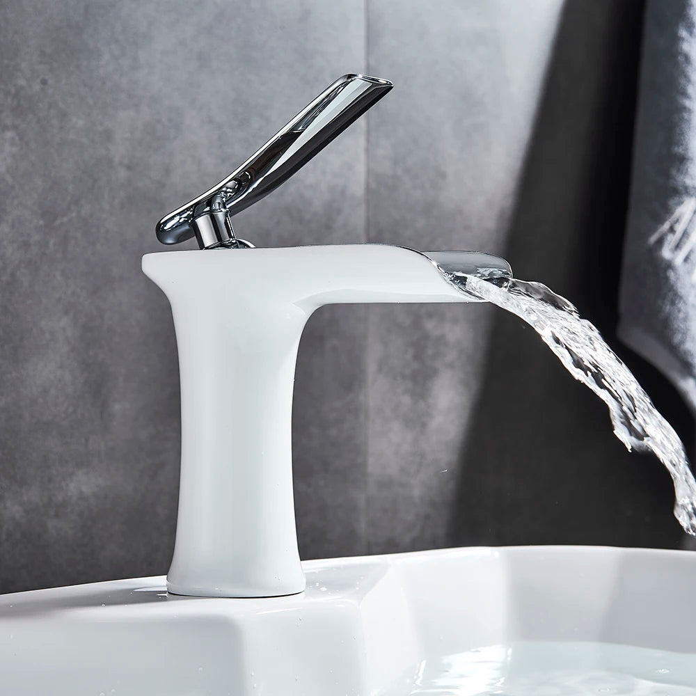 Robinet salle de bain cascade blanceau limpide coule dans le lavabo blanc à côté serviette