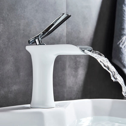 Robinet salle de bain cascade blanceau limpide coule dans le lavabo blanc à côté serviette