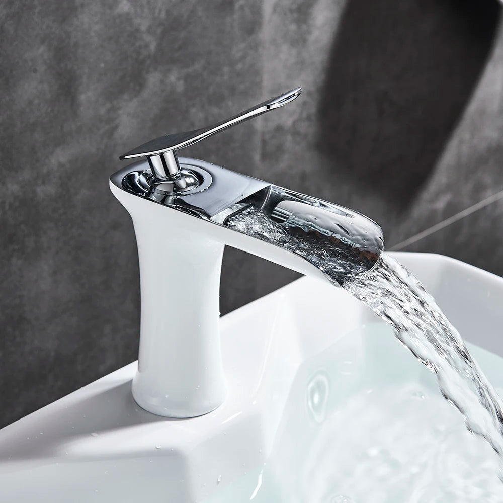 Robinet salle de bain cascade blanc eau limpide coule dans lavabo blanc