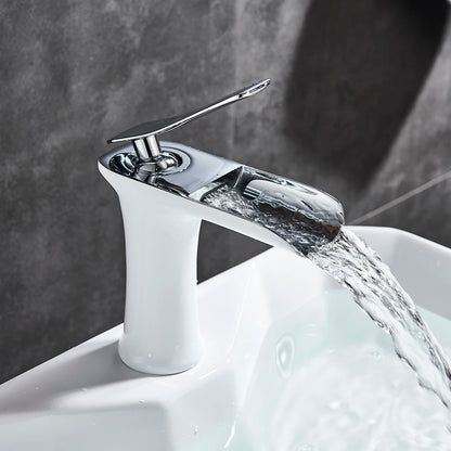 Robinet salle de bain cascade blanc eau limpide coule dans lavabo blanc