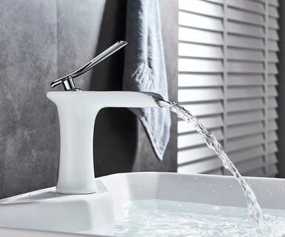 Robinet salle de bain cascade doré eau limpide coule dans le lavabo blanc serviette accrochée