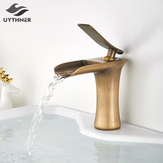 Robinet salle de bain cascade doré eau limpide coule lavabo blanc