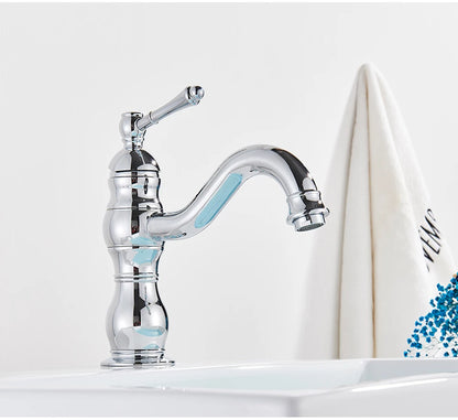 Robinet salle de bain chromé Court coule dans le lavabo blanc