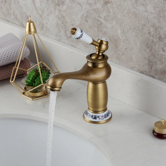 Robinet salle de bain dore antique eau limpide coule lavabo blanc cactus , serviettes sur lavabo