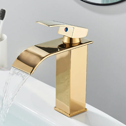Robinet salle de bain doré fonce court, eau limpide coule cascade lavabo blanc 